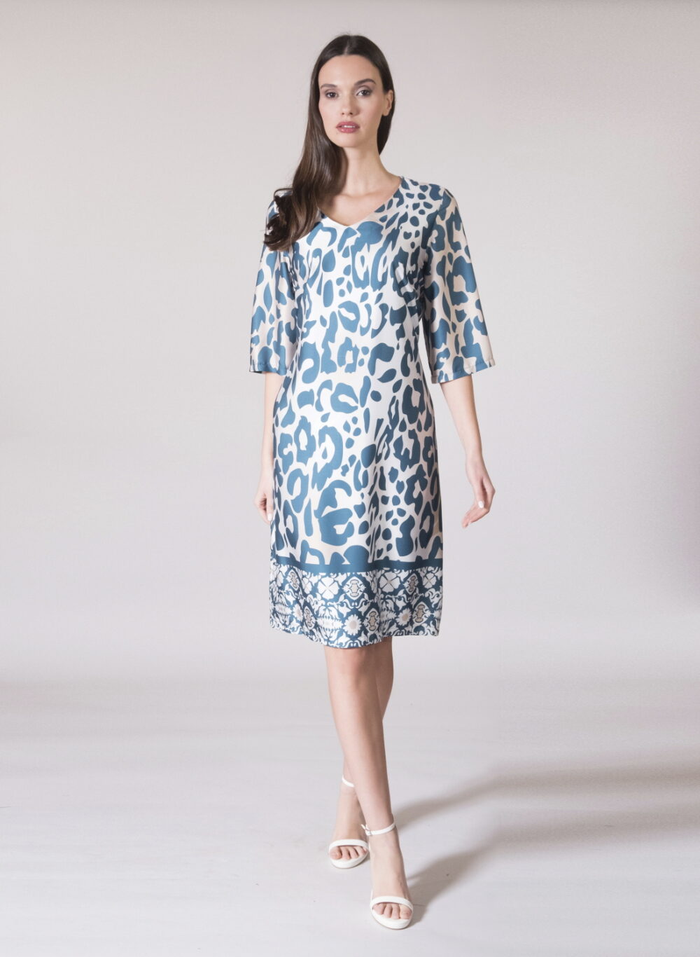 Γυναικείο φόρεμα σατέν Rodonna με γαλάζιο animal print και ethnic τελείωμα