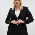 Κουστούμι με χρυσές λεπτομέρειες