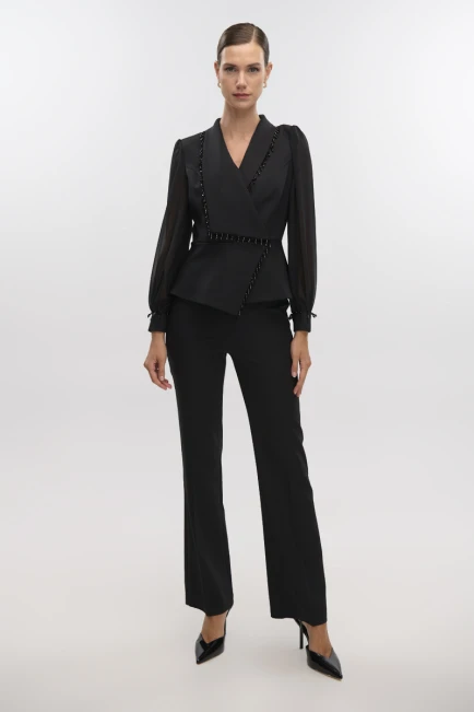 Σετ αποτελούμενο από μπλούζα με γιακά και στρας περιμετρικά, βάτες στους ώμους, μακρύ μανίκι με διαφάνεια και μανσέτα με κουμπί στο τελείωμα, κλείσιμο πίσω με κρυφό φερμουάρ στη ραφή, φοδραρισμένη, παντελόνα κρεπ που κλείνει μπροστά με κουμπί και φερμουάρ.