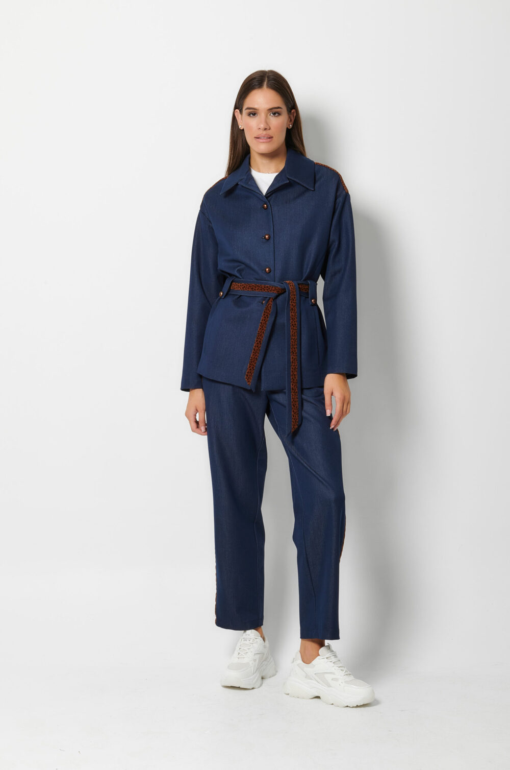 ζιν κουστούμι – γυναικείο σύνολο με ζώνη και μοντέρνα γραμμή