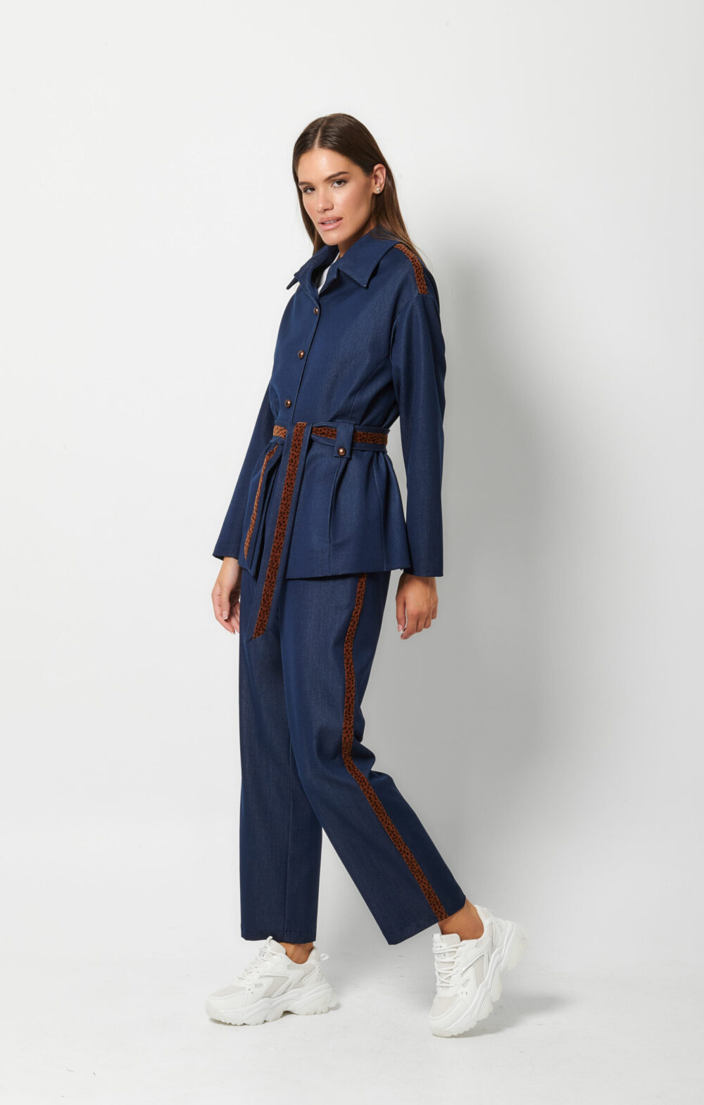 ζιν κουστούμι – γυναικείο σύνολο με ζώνη και μοντέρνα γραμμή