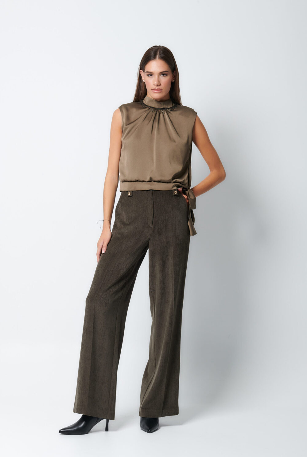 Μπλούζα σατέν VIRGI με δέσιμο στη μέση, ιδανική για να φορεθεί μέσα από κοστούμι